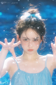 一双饱满的乳