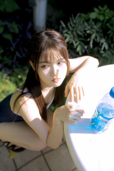 女生泳衣遮肚子